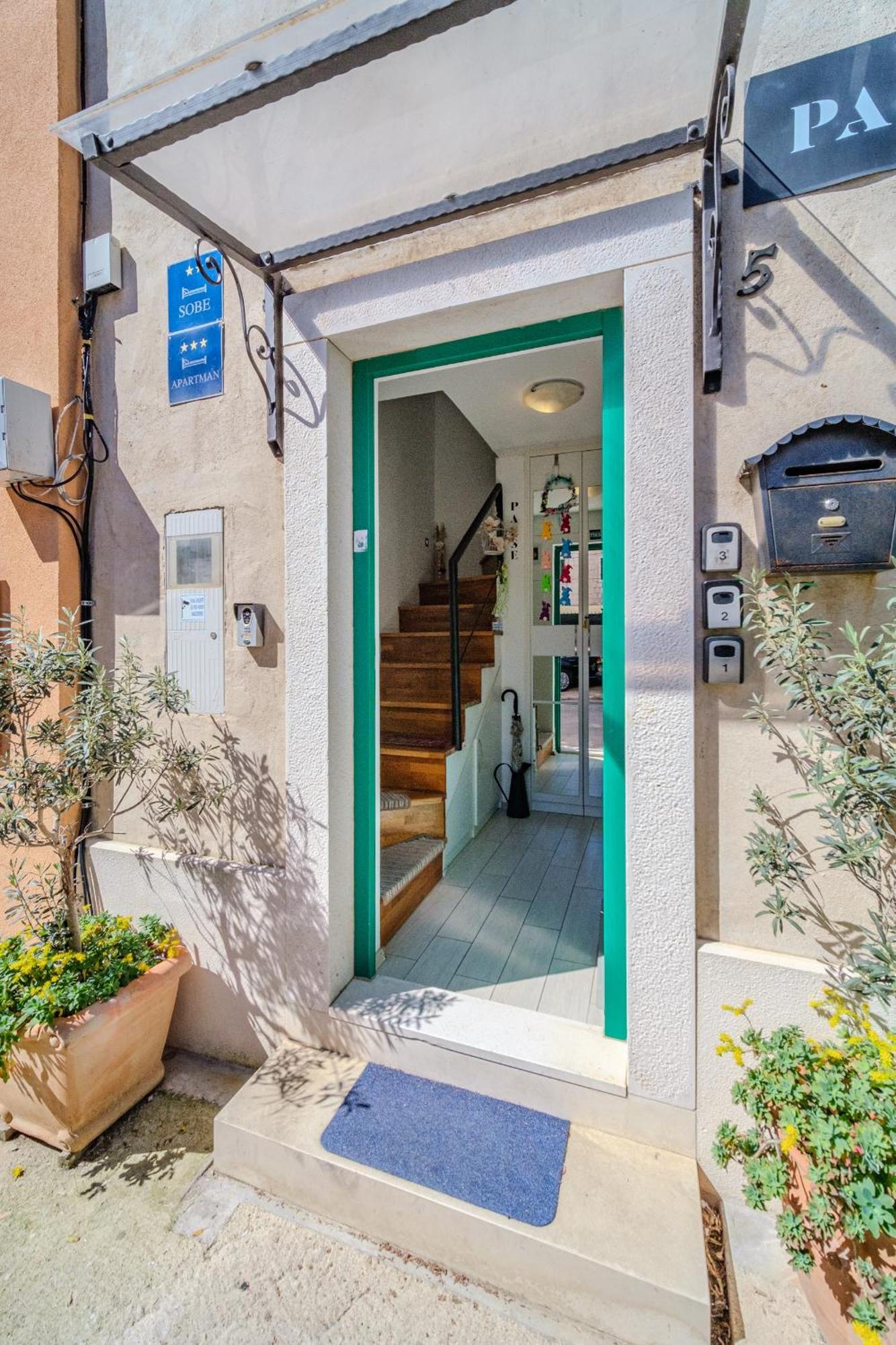 Central Split Rooms And Apartments Paese Exterior foto