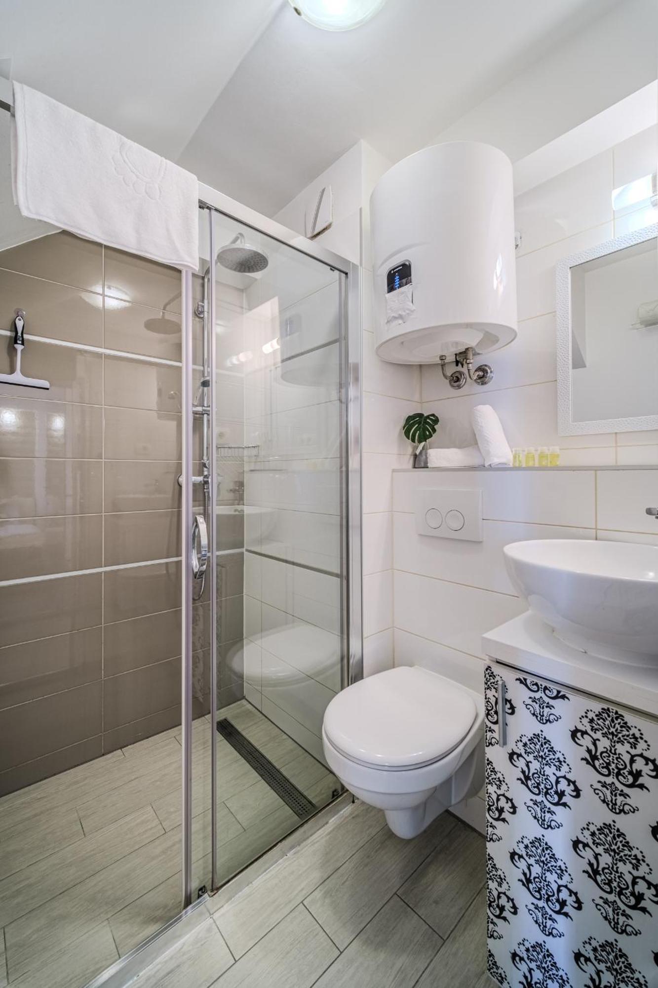 Central Split Rooms And Apartments Paese Exterior foto