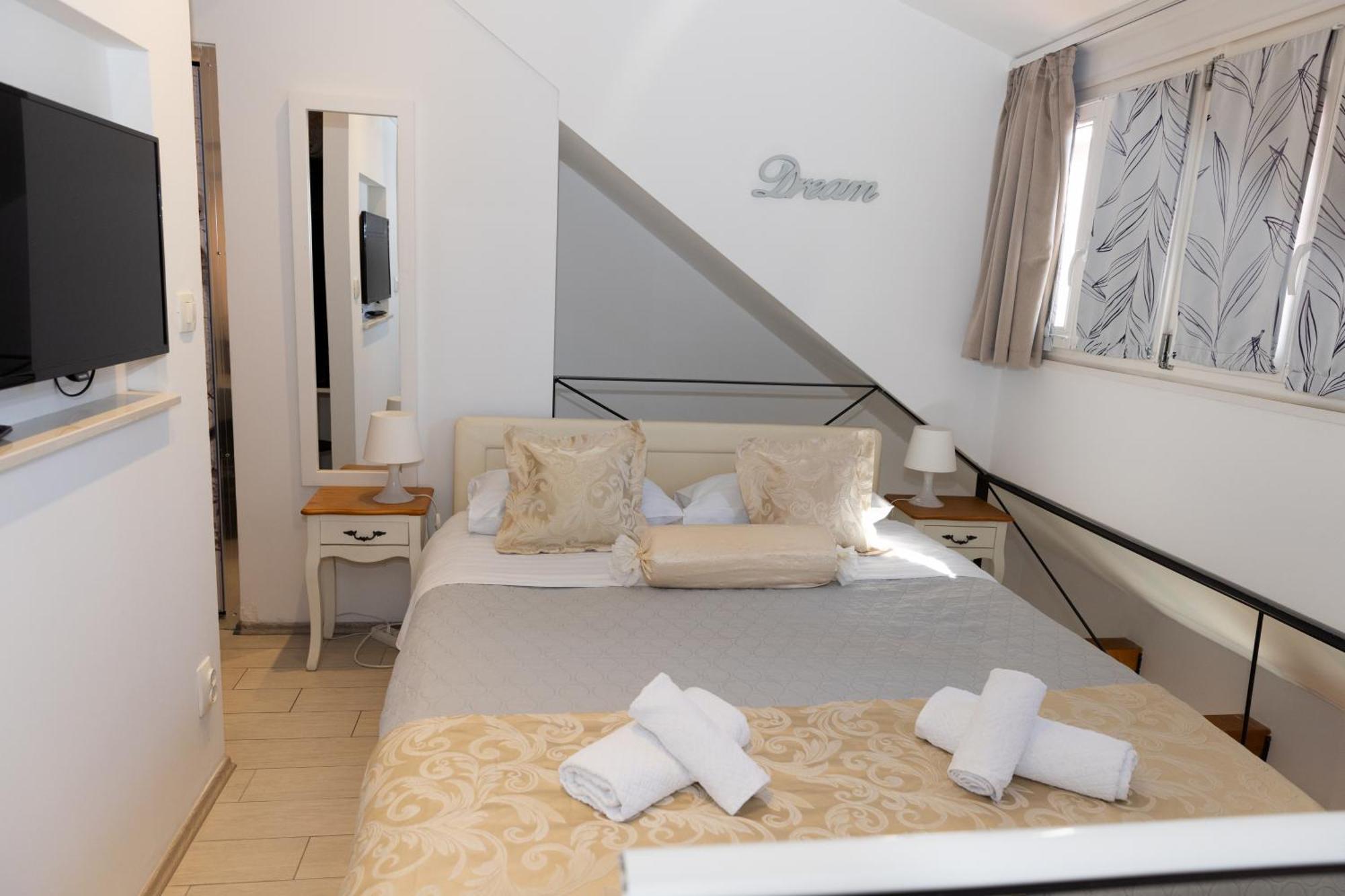 Central Split Rooms And Apartments Paese Exterior foto